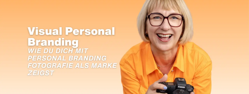 Karina Schuh bei der Arbeit mit ihrer Kamera – authentische Personal Branding Fotografie in ihren markanten Orange-Tönen.