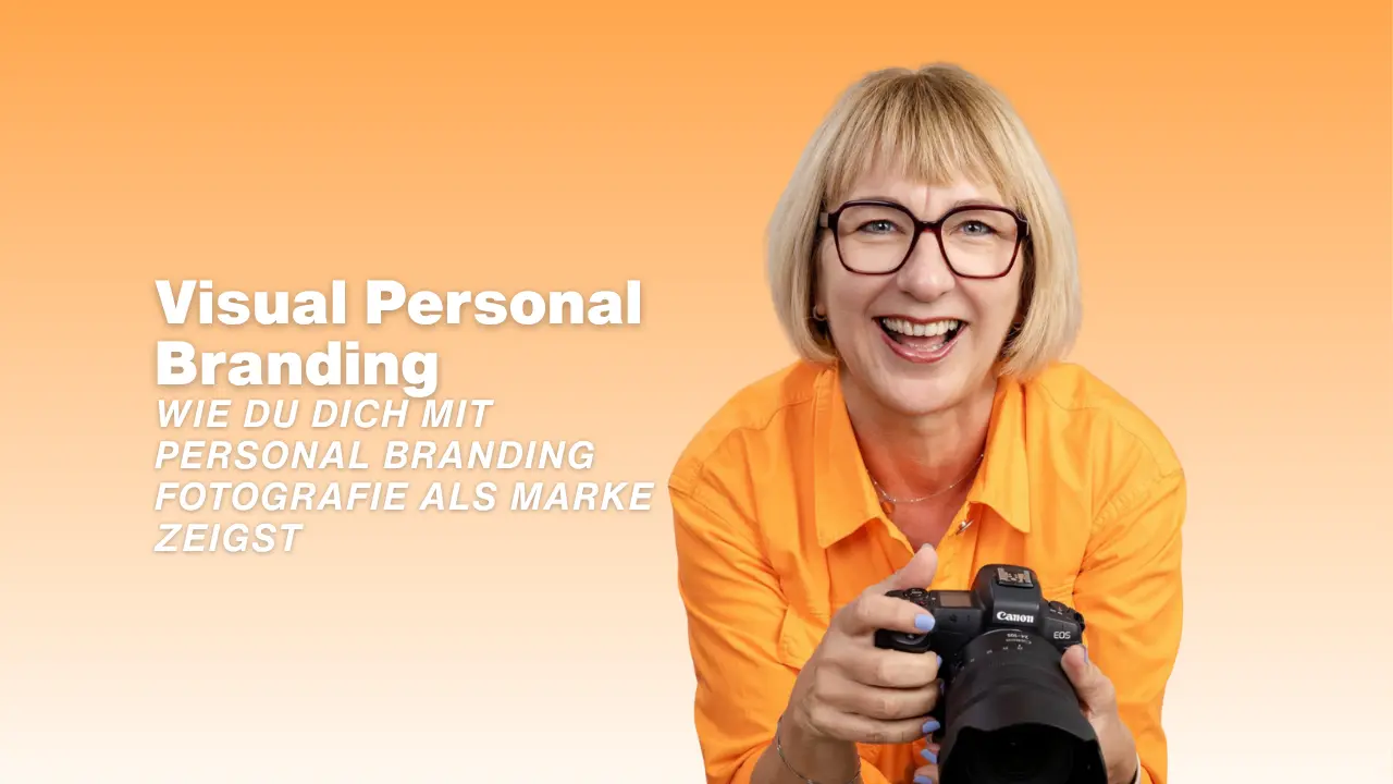 Karina Schuh bei der Arbeit mit ihrer Kamera – authentische Personal Branding Fotografie in ihren markanten Orange-Tönen.