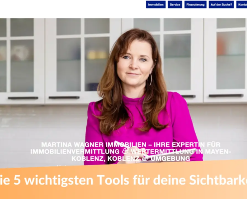 Porträt einer Frau mit langen braunen Haaren, Immobilienmaklerin Martina Wagner und pinker Bluse, die in einer modernen weißen Küche steht. Text-Overlay: 'Die 5 wichtigsten Tools für deine Sichtbarkeit' – eine Immobilienmaklerin präsentiert sich professionell auf ihrer Website.