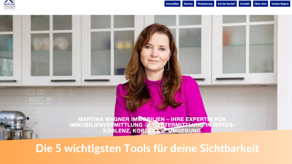 Porträt einer Frau mit langen braunen Haaren, Immobilienmaklerin Martina Wagner und pinker Bluse, die in einer modernen weißen Küche steht. Text-Overlay: 'Die 5 wichtigsten Tools für deine Sichtbarkeit' – eine Immobilienmaklerin präsentiert sich professionell auf ihrer Website.