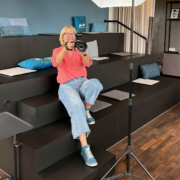 Karina Schuh Fotografin - während eines Fotoshootings - in einem modernen Co-Working Space