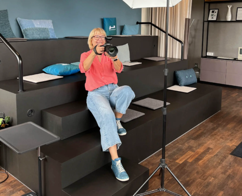 Karina Schuh Fotografin - während eines Fotoshootings - in einem modernen Co-Working Space