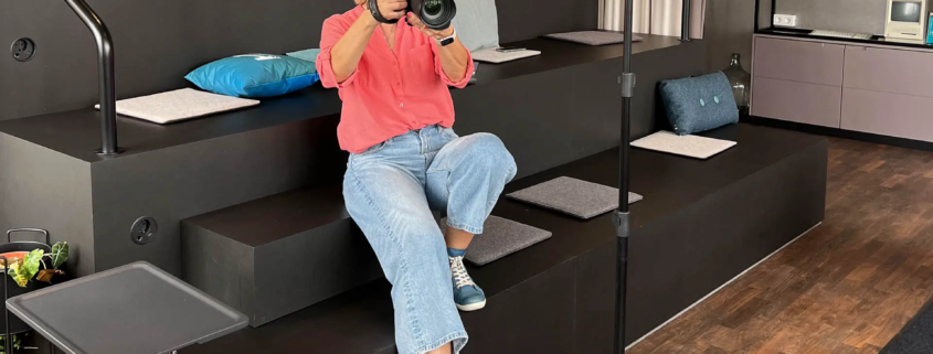 Karina Schuh Fotografin - während eines Fotoshootings - in einem modernen Co-Working Space