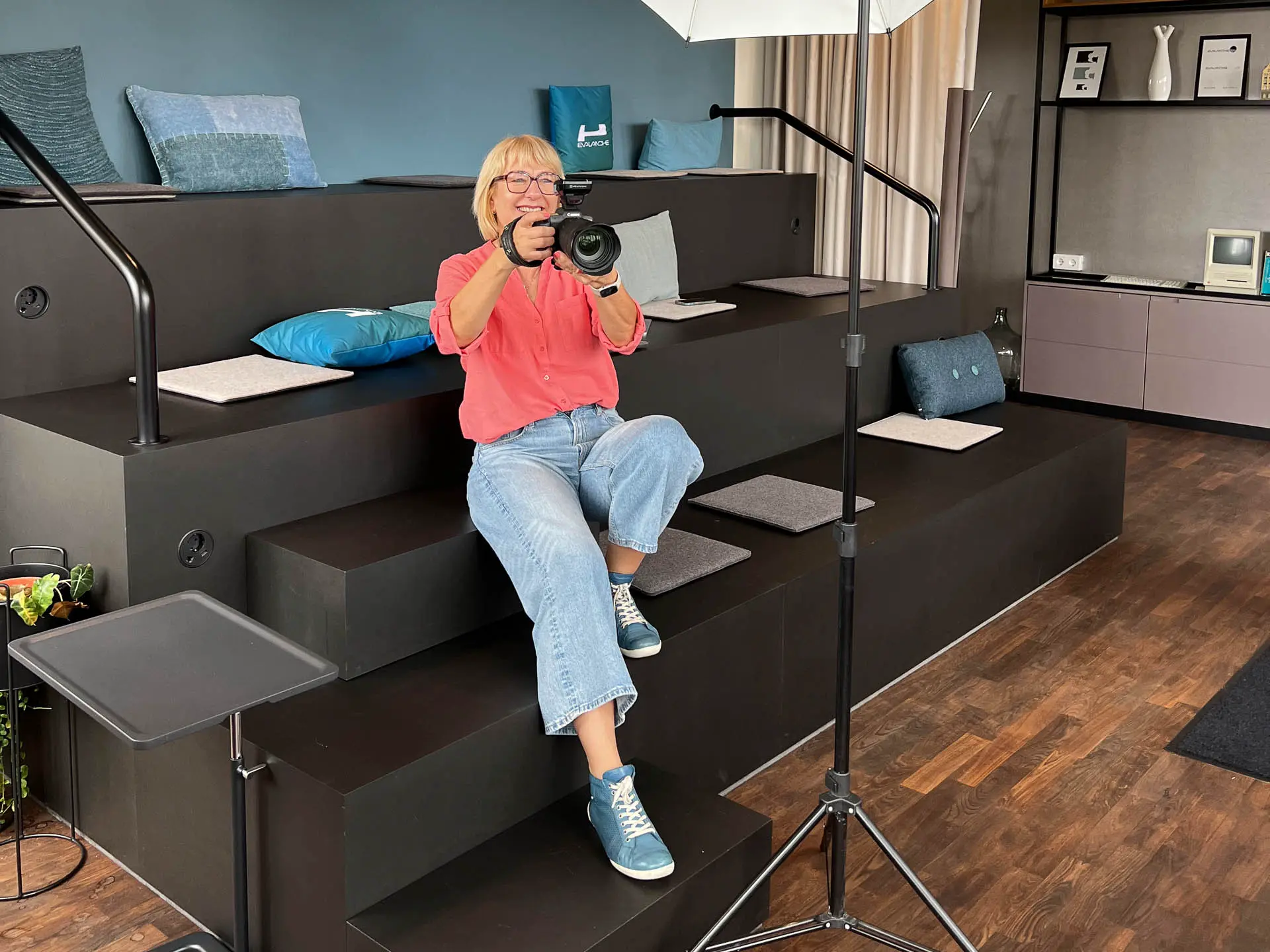 Karina Schuh Fotografin - während eines Fotoshootings - in einem modernen Co-Working Space