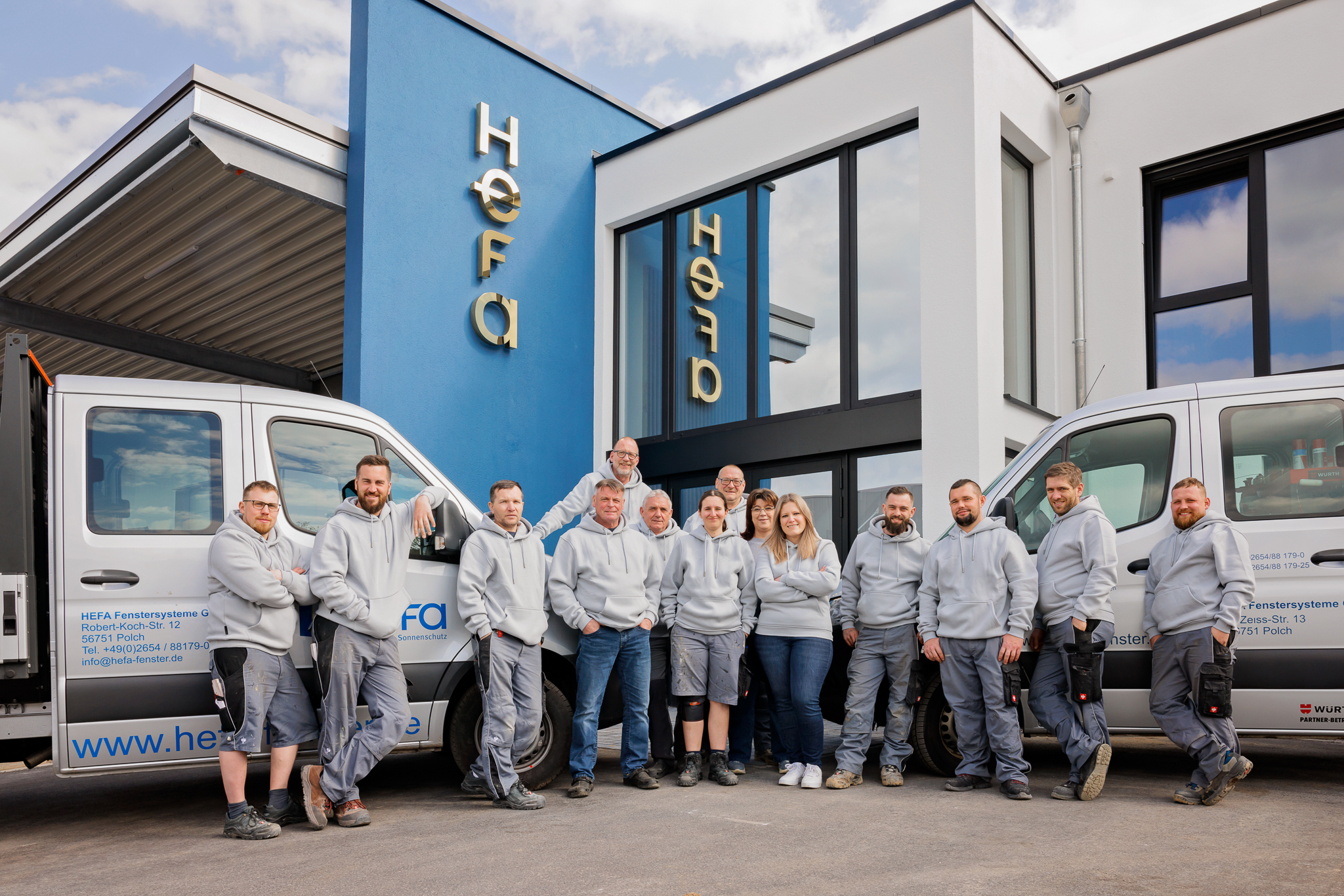 Gruppenfoto des Teams von Hefa Fenster Türen Markisen in Polch vor der Firmenzentrale.