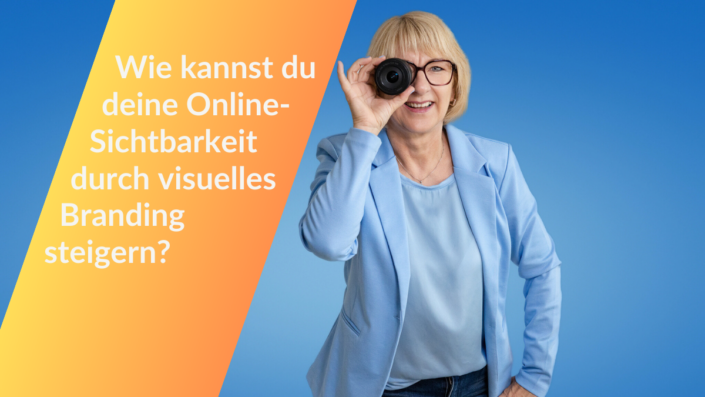 Wie kannst du deine Online-Sichtbarkeit durch visuelles Branding stärken? Fotografin mit Objektiv vor dem Auge. Outfit hellblau mit Blazer und Top, Hintergrund Blau