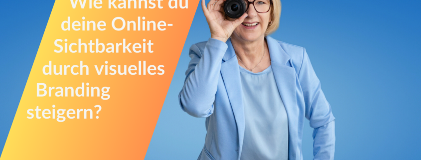 Wie kannst du deine Online-Sichtbarkeit durch visuelles Branding stärken? Fotografin mit Objektiv vor dem Auge. Outfit hellblau mit Blazer und Top, Hintergrund Blau