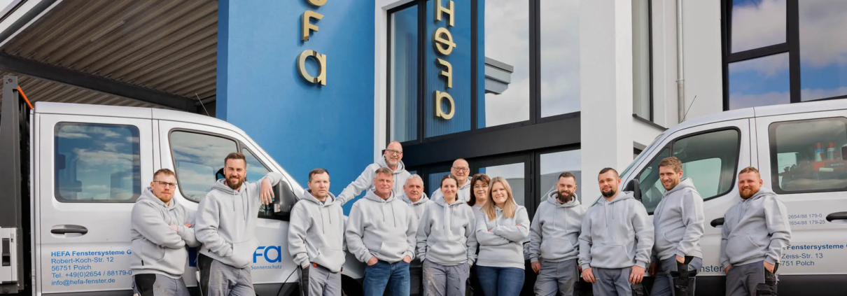 Gruppenfoto des Teams von Hefa Fenster Türen Markisen in Polch vor der Firmenzentrale.