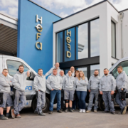 Gruppenfoto des Teams von Hefa Fenster Türen Markisen in Polch vor der Firmenzentrale.