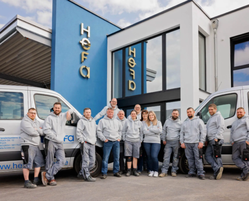 Gruppenfoto des Teams von Hefa Fenster Türen Markisen in Polch vor der Firmenzentrale.