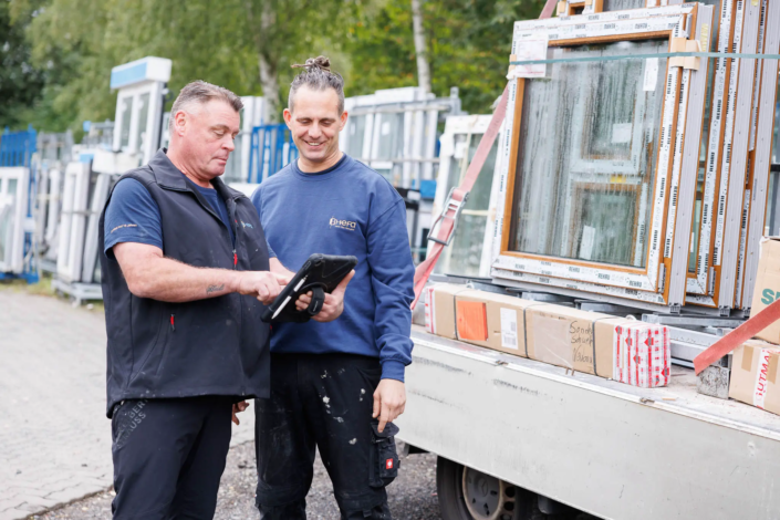 Mitarbeiter von Hefa Fenster Türen Markisen vor dem beladenen LKW mit Fenstern im Hintergrund