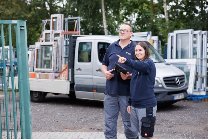 Mitarbeiter von Hefa Fenster Türen Markisen vor dem beladenen LKW mit Fenstern im Hintergrund