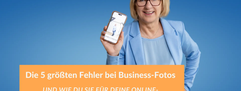 Fotografin in einem hellblauen Blazer lächelt und hält ein Smartphone mit einem Business-Foto in die Kamera, vor einem blauen Hintergrund. Textoverlay: „Die 5 größten Fehler bei Business-Fotos und wie du sie für deine Online-Sichtbarkeit vermeidest“.