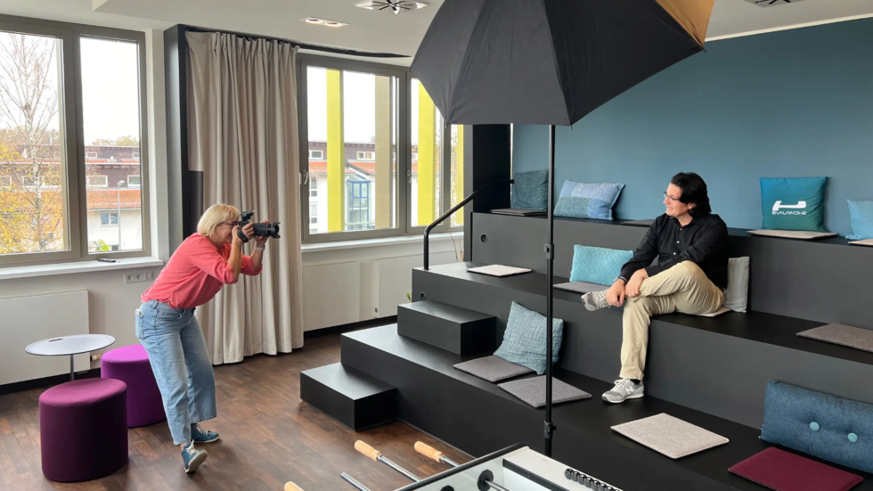 Personal Branding Shooting für Führungskräfte in Koblenz, Bonn, Köln - Karina Schuh mit Kamera während eines Fotoshootings.