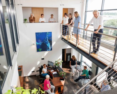 Unternehmensfotografie Koblenz – Steuerberater-Team bei Besprechung im modernen Büro in Polch bei Koblenz