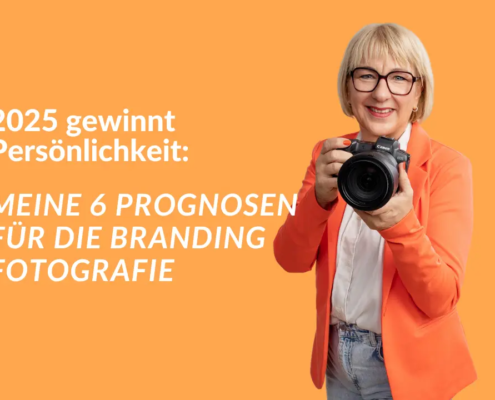 Portrait einer lächelnden Fotografin, Karina Schuh, in orangefarbe