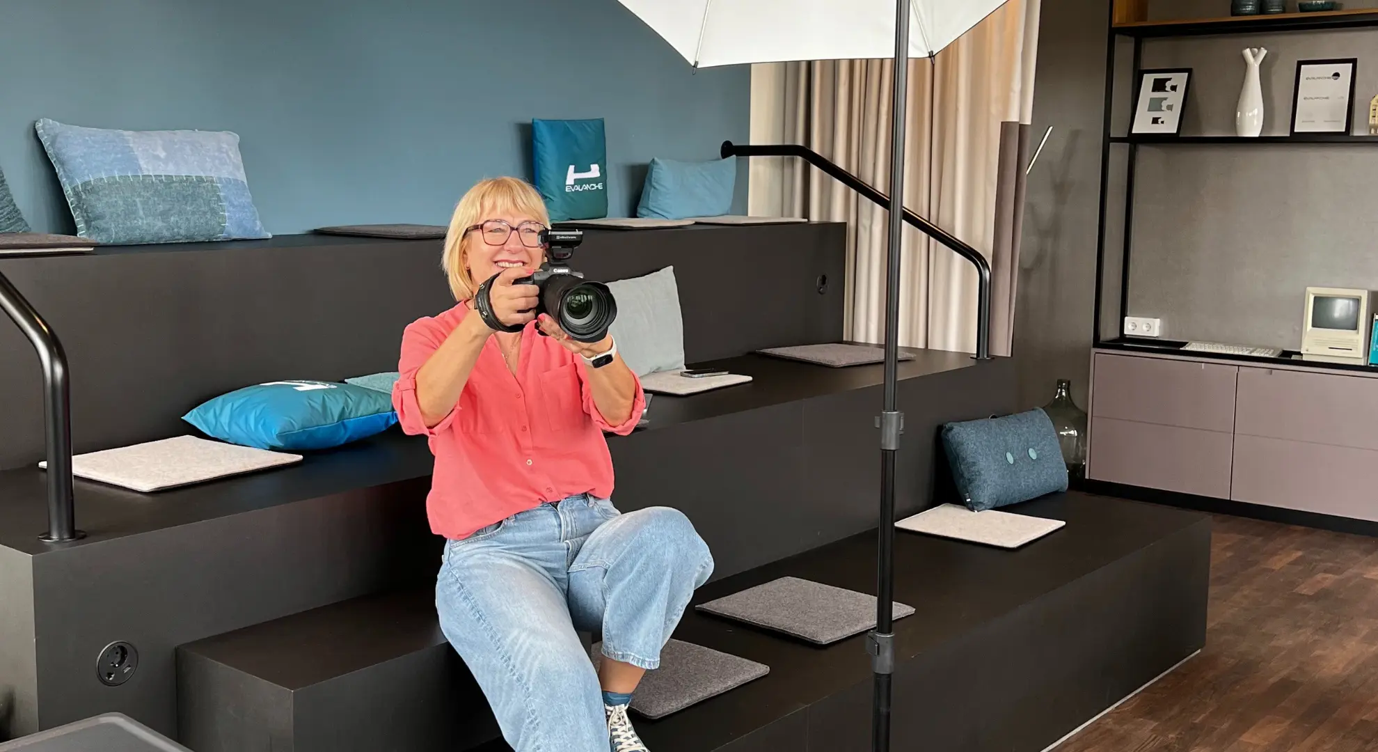 Karina Schuh zeigt Teilnehmer:innen des VisuBasics Onlinekurses, wie sie authentische Markenfotos erstellen