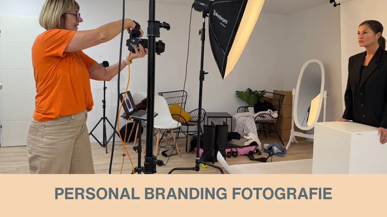 Fotografin Karina Schuh bei einem Personal Branding Fotoshooting mit Kundin im Fotostudio