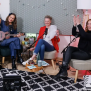 Joanna Gypser, Heike Henkel und Bianca Schiffgens verabschieden sich lächelnd aus dem Tiny Studio Talk Volume 1, Joanna hält eine Ukulele, und die Gäste winken in die Kamera.