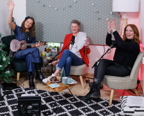 Joanna Gypser, Heike Henkel und Bianca Schiffgens verabschieden sich lächelnd aus dem Tiny Studio Talk Volume 1, Joanna hält eine Ukulele, und die Gäste winken in die Kamera.