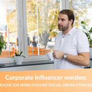 Mitarbeiter mit Kaffeetasse im Büro – Corporate Influencer reflektiert über Social-Media-Strategie für LinkedIn. Hintergrund zeigt authentische Arbeitsumgebung.