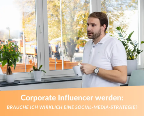 Mitarbeiter mit Kaffeetasse im Büro – Corporate Influencer reflektiert über Social-Media-Strategie für LinkedIn. Hintergrund zeigt authentische Arbeitsumgebung.