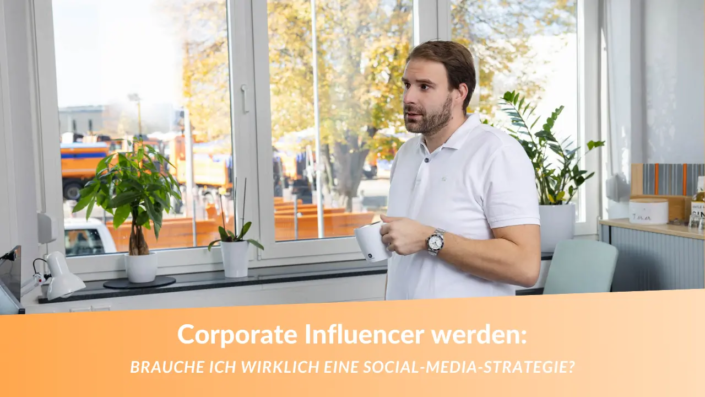 Mitarbeiter mit Kaffeetasse im Büro – Corporate Influencer reflektiert über Social-Media-Strategie für LinkedIn. Hintergrund zeigt authentische Arbeitsumgebung.