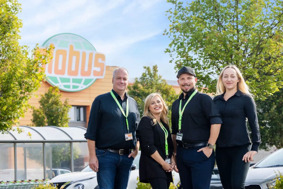 Employer Branding Fotografie - Globus Marketingteam vor dem Globus Koblenz
