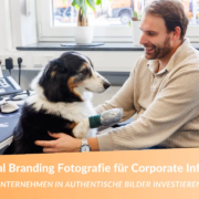 Personal Branding Fotografie für Corporate Influencer - Warum Unternehmen in Personal Branding Fotografie investieren sollten - hier Mitarbeiter am Schreibtisch mit Hund