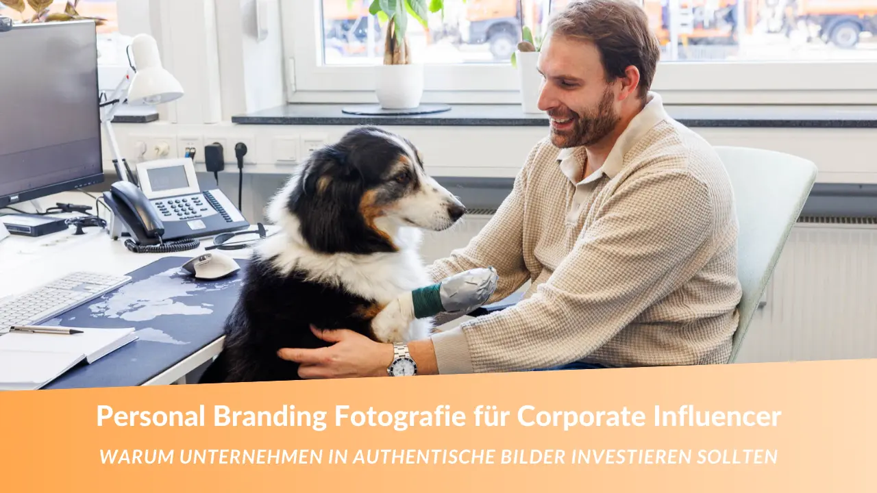 Personal Branding Fotografie für Corporate Influencer - Warum Unternehmen in Personal Branding Fotografie investieren sollten - hier Mitarbeiter am Schreibtisch mit Hund