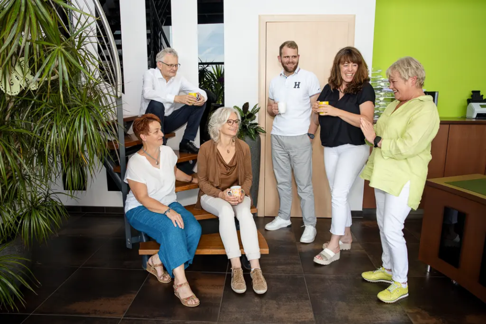 Das Team von EcoTax in entspannter Atmosphäre – authentische Mitarbeiterfotos für Employer Branding