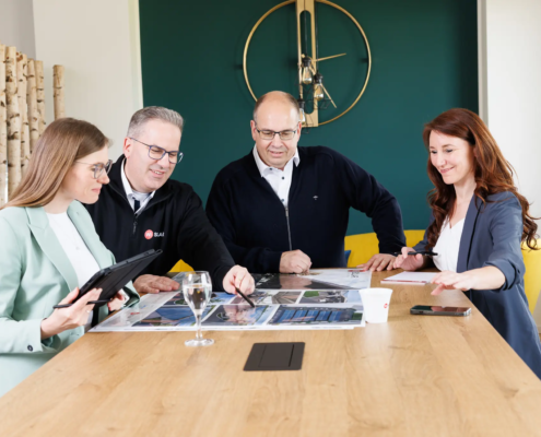 Employer Branding Fotografie in Kaisersesch bei Koblenz - Teamfoto im Unternehmen während einer Besprechung, gemeinsames Arbeiten im Meetingraum