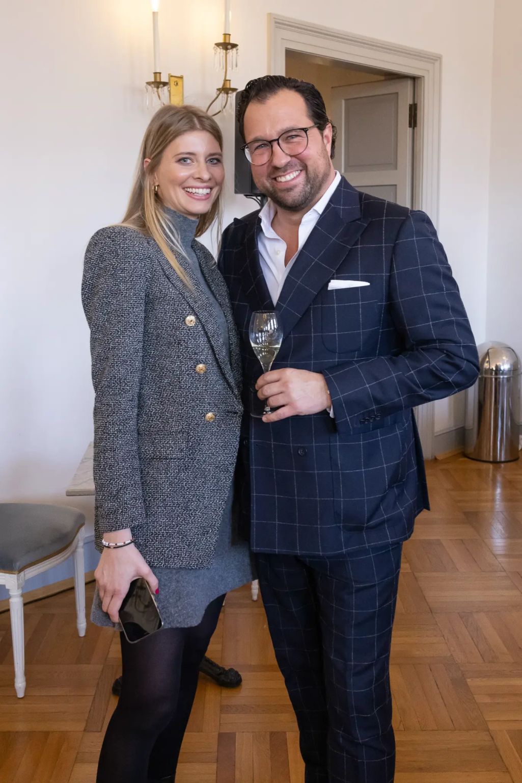 Ein elegantes Paar genießt den Sektempfang bei Thomas Anders‘ 60. Geburtstagsfeier im Stadttheater Koblenz.