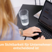 Eine Unternehmerin arbeitet an ihrem Laptop und optimiert ihre Online-Sichtbarkeit. Der Bildschirm zeigt eine Webseite mit Informationen zum Thema Personal Branding.