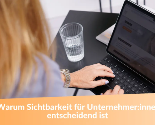 Eine Unternehmerin arbeitet an ihrem Laptop und optimiert ihre Online-Sichtbarkeit. Der Bildschirm zeigt eine Webseite mit Informationen zum Thema Personal Branding.