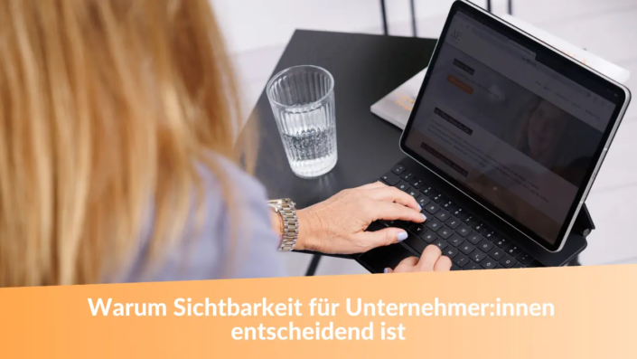 Eine Unternehmerin arbeitet an ihrem Laptop und optimiert ihre Online-Sichtbarkeit. Der Bildschirm zeigt eine Webseite mit Informationen zum Thema Personal Branding.