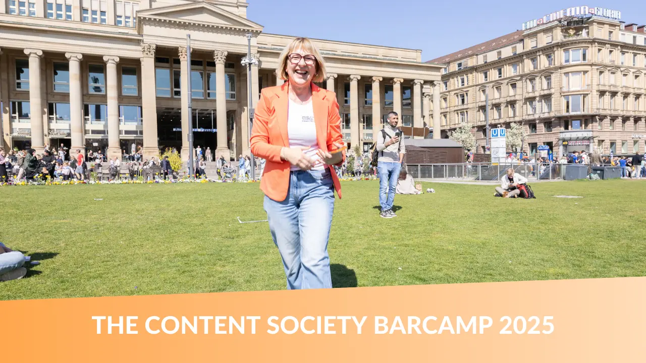 Karina Schuh läuft lachend über den Schlossplatz in Stuttgart. Im Hintergrund das Königsbau-Gebäude, Sonnenschein, grüne Wiese und viele Menschen. Unten im Bild ein orangefarbener Streifen mit dem Text: "The Content Society Barcamp 2025".