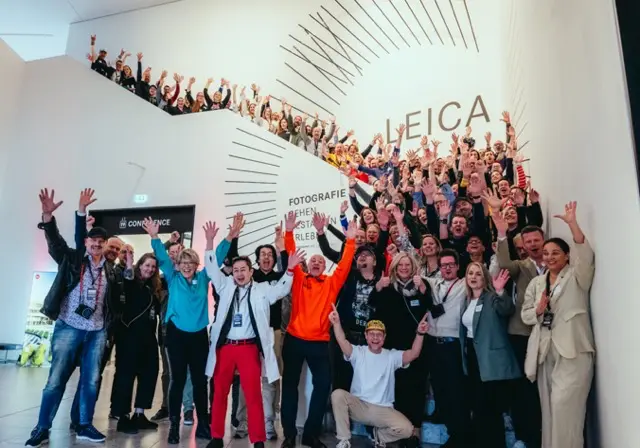 Gruppenfoto der Teilnehmer:innen des IBM Influencer Forums 2025 in der Leica Welt Wetzlar – über 100 LinkedIn Creators, Corporate Influencer und Content Professionals feiern Fotografie, Marke und Community.