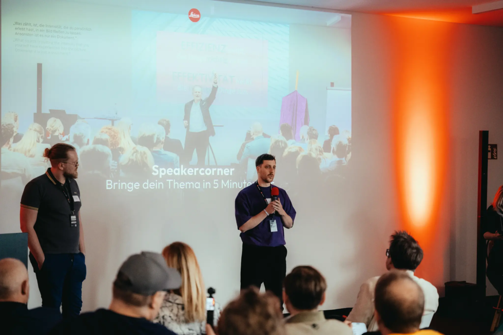 Speakercorner beim IBM Influencer Forum 2025 in der Leica Welt Wetzlar – ein Teilnehmer, Lucas Böse, spricht vor Publikum über sein Thema