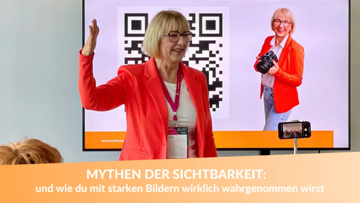 Karina Schuh hält einen Vortrag über Sichtbarkeit mit starken Bildern. Der Bildschirm zeigt ein Brandingfoto und einen QR-Code zu ihrer Website.