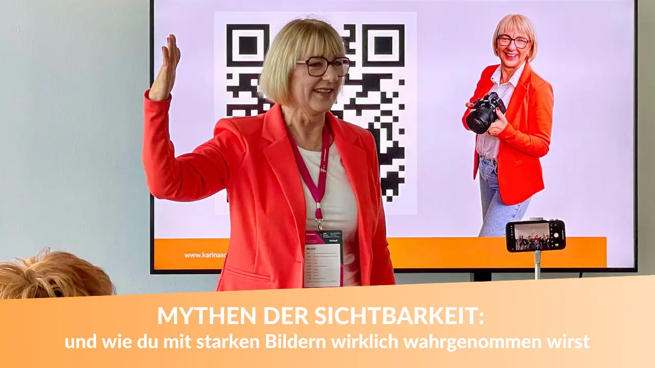 Karina Schuh hält einen Vortrag über Sichtbarkeit mit starken Bildern. Der Bildschirm zeigt ein Brandingfoto und einen QR-Code zu ihrer Website.