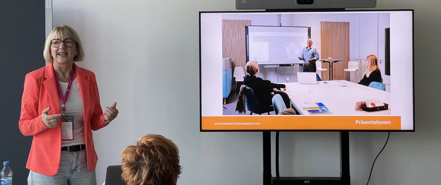 Karina Schuh hält einen Vortrag über Sichtbarkeit und visuelle Markenstrategie bei einem Business-Event