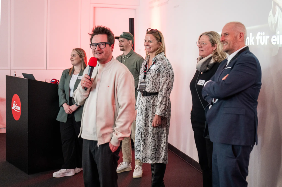 Das Organisationsteam des IBM Influencer Forums 2025 mit Petra Bernhardt, Andreas Bierwirth und dem Team von Leica bei der Begrüßung auf der Bühne in der Leica Welt, Wetzlar.