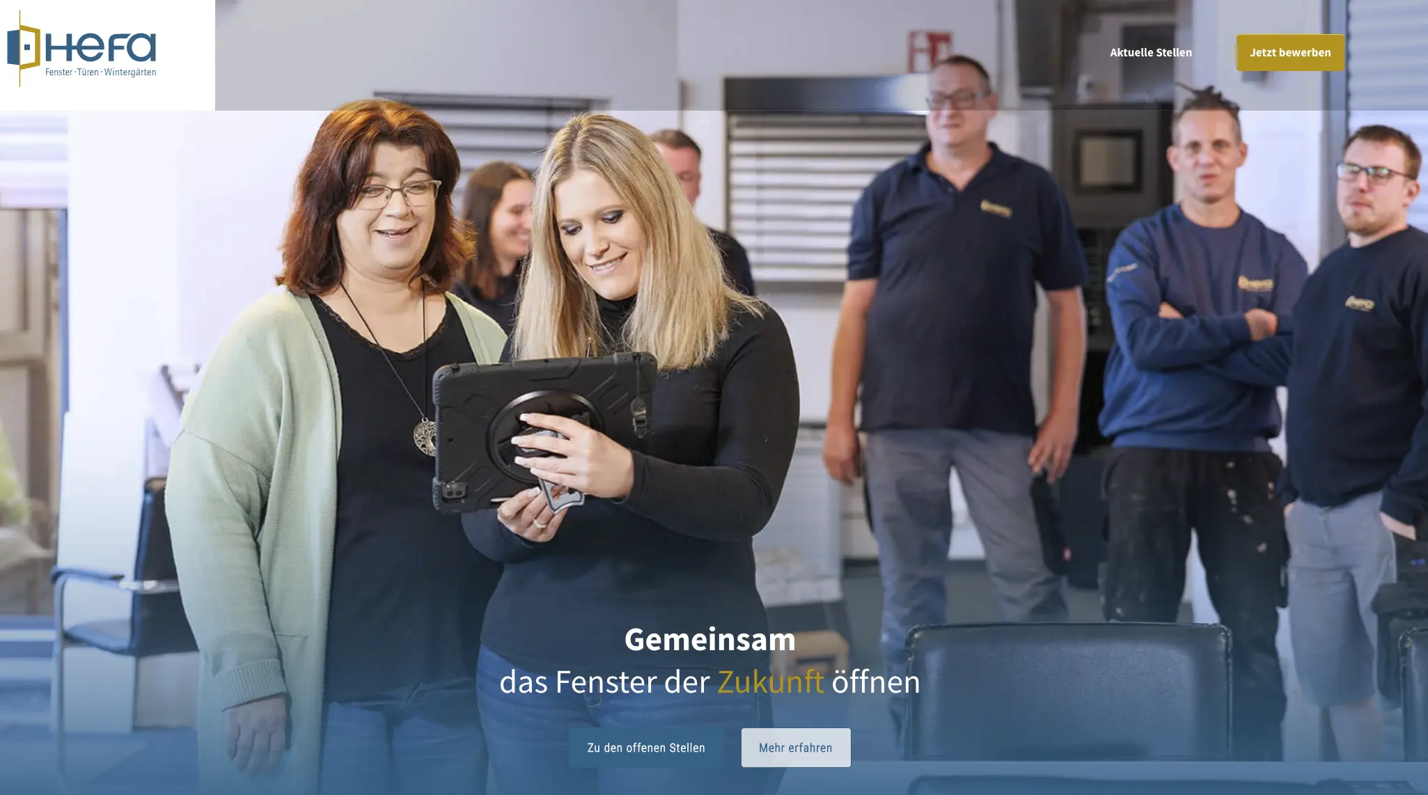 Teamfoto eines Unternehmens. Es zeigt die Mitarbeiter, die miteinander im Gespräch sind.