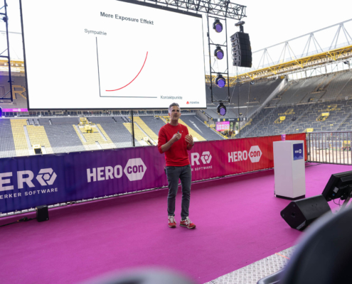 Robin Heintze spricht über Sichtbarkeit und Kontaktpunkte auf der Bühne der HEROcon 2025 im Signal Iduna Park