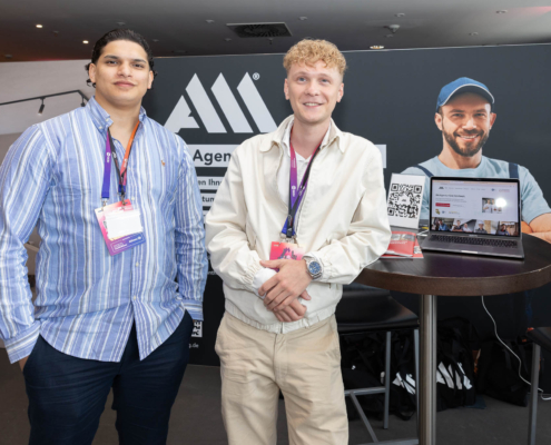 Zwei junge Männer präsentieren die Agentur für Handwerk an ihrem Messestand bei der HEROcon