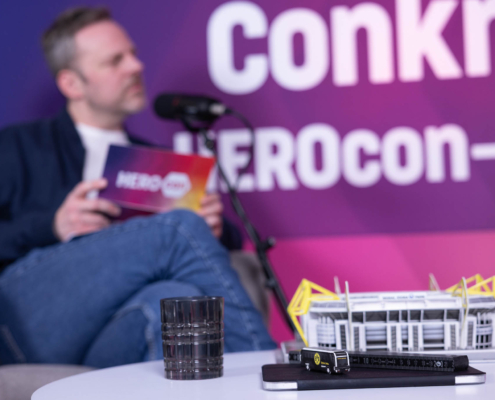 Detailaufnahme vom HEROcon-Podcastset mit Modell des Signal Iduna Parks und BVB-Truck