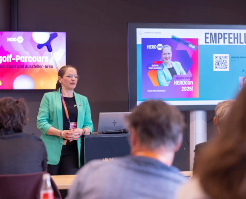 Kathrin Post-Isenberg während sie bei der HEROcon einen Workshop zum Thema Fachkräftegewinnung gibt.