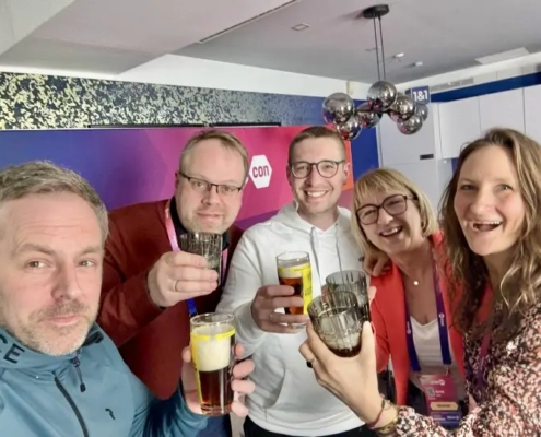 Im Podcaststudio der HEROcon - wir stoßen an auf die gelungenen Podcastaufnahmen - mit dabei Robert Bittig, Niklas Palm, Florian und Joanna Gypser und ich