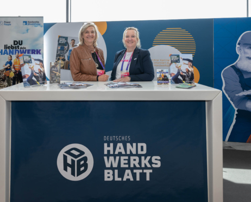 Zwei Frauen am Messestand vom Deutschen Handwerksblatt auf der HEROcon